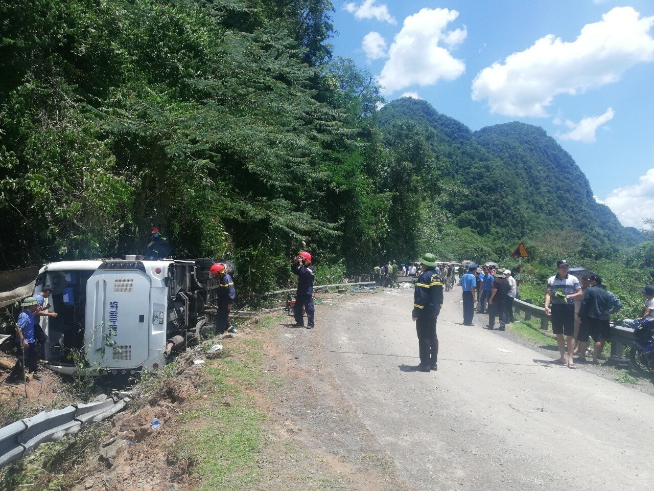 Lật xe khách tại Quảng Bình: Đã có 13 người tử vong, 4 người trong tình trạng nguy kịch