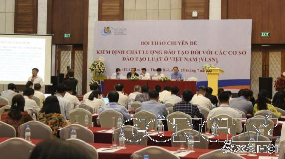 anh-1-kem-bai-hoi-thao-kiem-dinh-chat-luong-dao-tao-cac-co-so-dao-tao-luat2-w700-h393.JPG