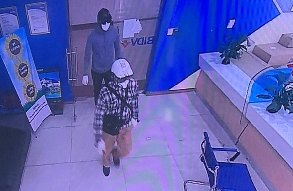 Công an Hà Nội thông báo truy tìm 2 đối tượng cướp ngân hàng