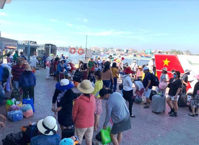 Khẩn trương đưa 2.100 khách rời đảo Lý Sơn