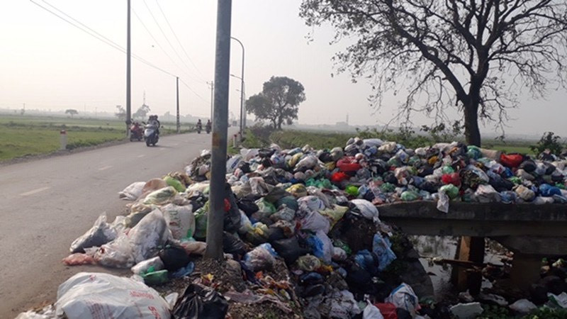 Bãi rác chềnh ềnh ven đường tại Thường Tín, Hà Nội