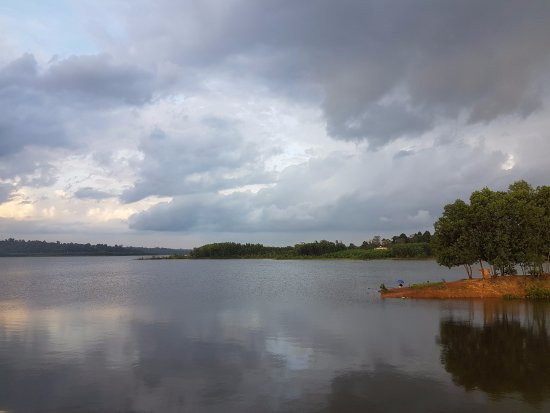 Một phần lòng hồ thuê khoán đang tranh chấp