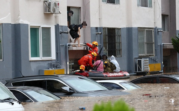 Hàn Quốc mưa lớn làm ngập nhà cửa và nhấn chìm hàng trăm phương tiện giao thông