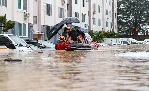 Hàn Quốc mưa lớn làm ngập nhà cửa và nhấn chìm hàng trăm phương tiện giao thông