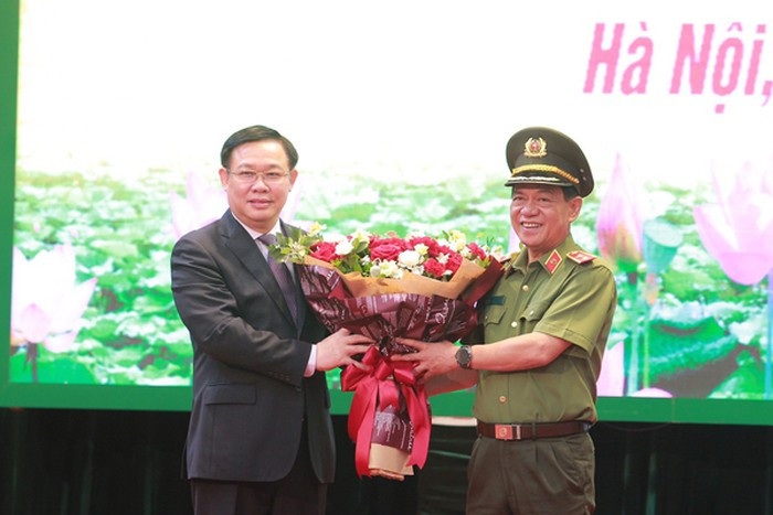 Đồng chí Vương Đình Huệ, Ủy viên Bộ Chính trị, Bí thư Thành ủy Hà Nội chúc mừng Trung tướng Đoàn Duy Khương hoàn thành nhiệm vụ.