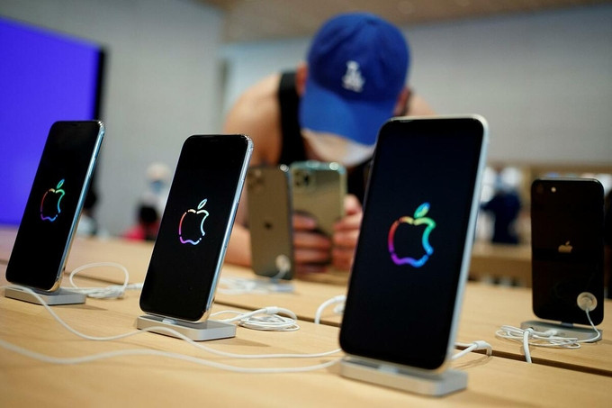 Một khách hàng xem iPhone tại một cửa hàng của Apple ở Bắc Kinh. Ảnh: Reuters