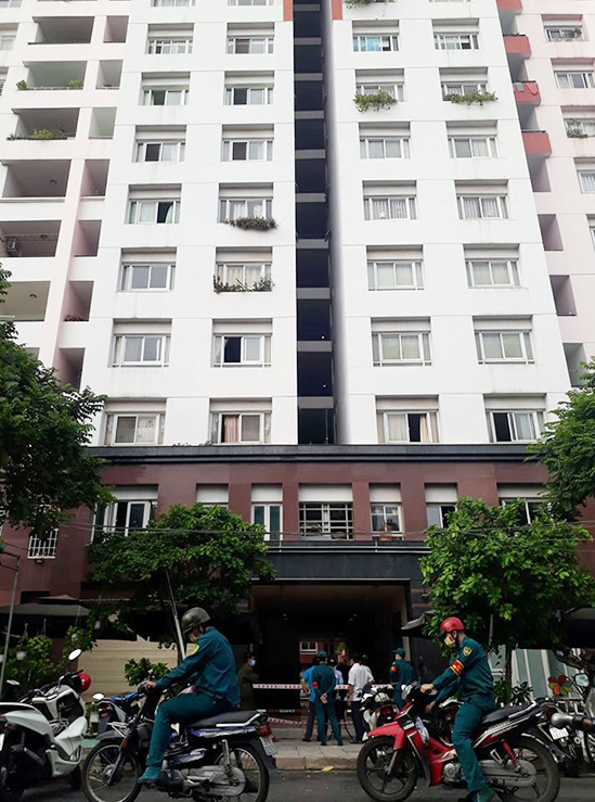 Block có ca nghi nhiễm cao 13 tầng, với 328 cư dân. Ảnh: Hà An.
