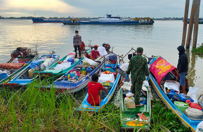 Xuồng máy của đoàn người nhập cảnh trái phép vào An Giang. Ảnh: An Phú