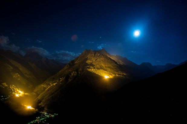 Núi Alps Thụy Sĩ sáng rực trong lễ kỷ niệm Quốc khánh giữa đại dịch