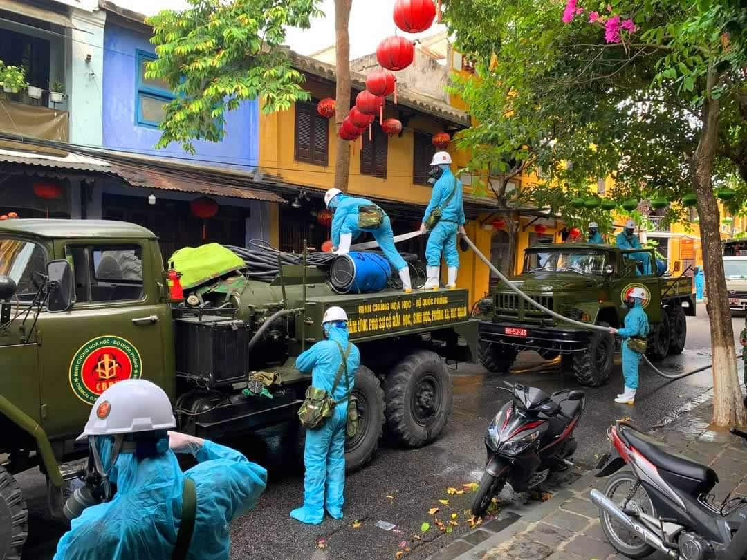 Đội xe chuyên dụng phun hóa chất khử trùng phố cổ Hội An