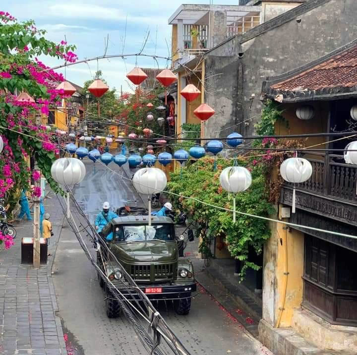 Đội xe chuyên dụng phun hóa chất khử trùng phố cổ Hội An