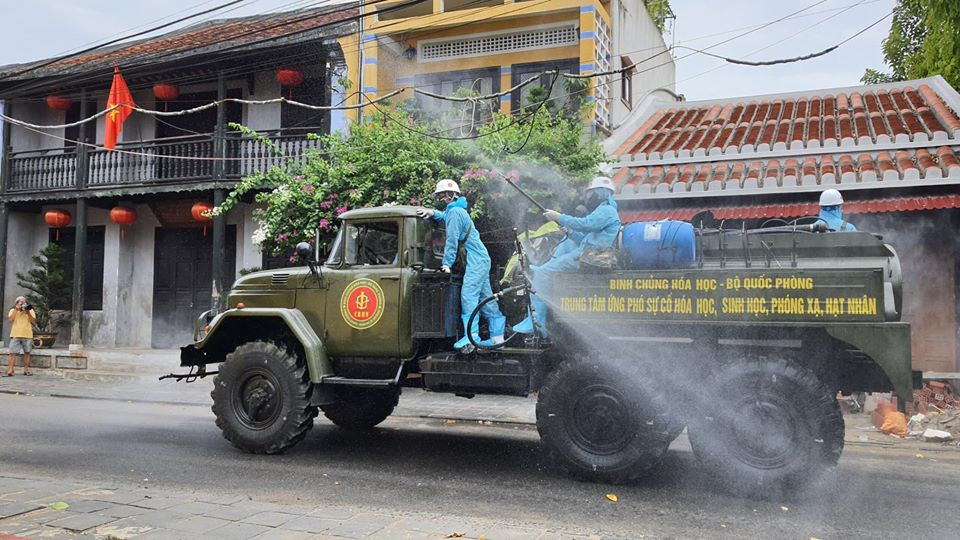 Đội xe chuyên dụng phun hóa chất khử trùng phố cổ Hội An