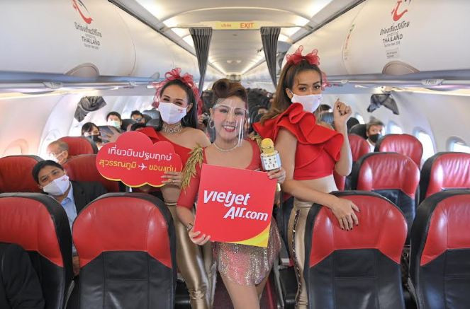 Vietjet Thái Lan khai trương đường bay Bangkok – Khon Kaen với màn biểu diễn của ca sĩ nổi tiếng Thái Lan Ying-Lee trên tàu bay