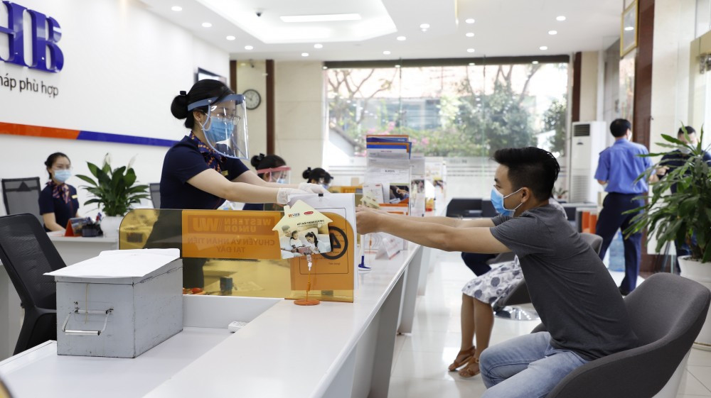 SHB Đà Nẵng và Quảng Nam đã và đang tiếp tục đẩy mạnh tổ chức thực hiện rà soát từng nhóm ngành hàng, với từng khách hàng để đánh giá khó khăn của doanh nghiệp và cá nhân khi Covid 