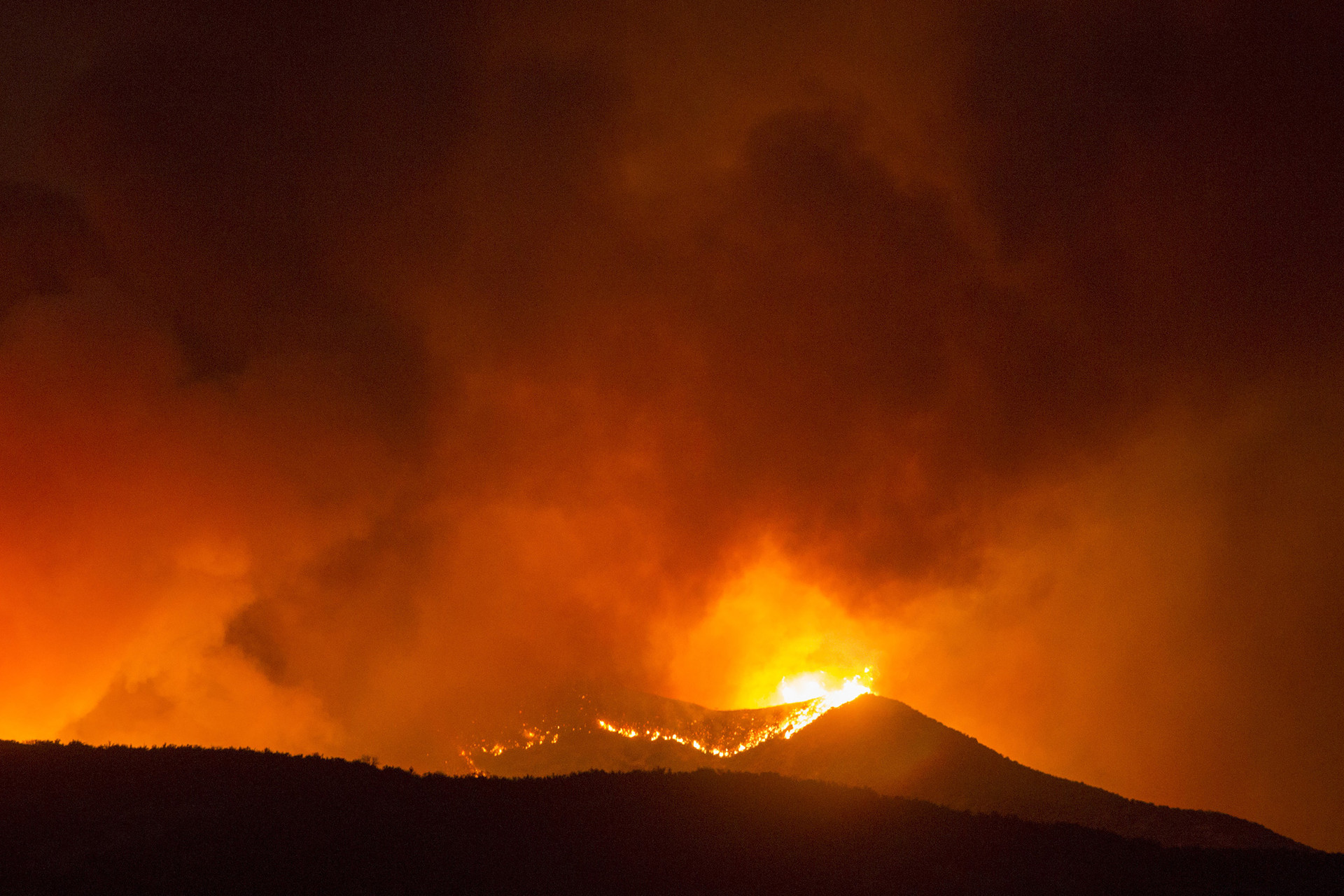 Cháy rừng lan rộng tại California (Mỹ), hàng nghìn người phải sơ tán - Ảnh 2.