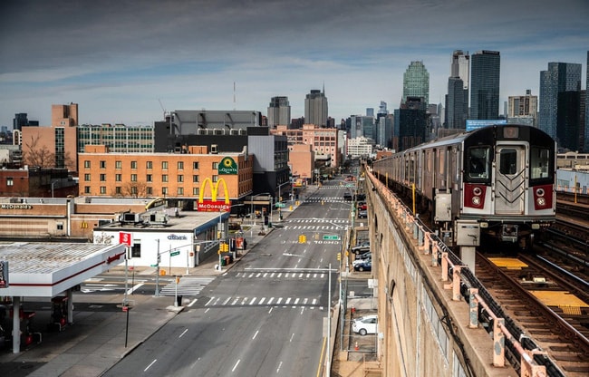 Quận mua sắm Manhattan sầm uất nhất thành phố New York bị ảnh hưởng vì COVID-19. (Ảnh: Nytimes)