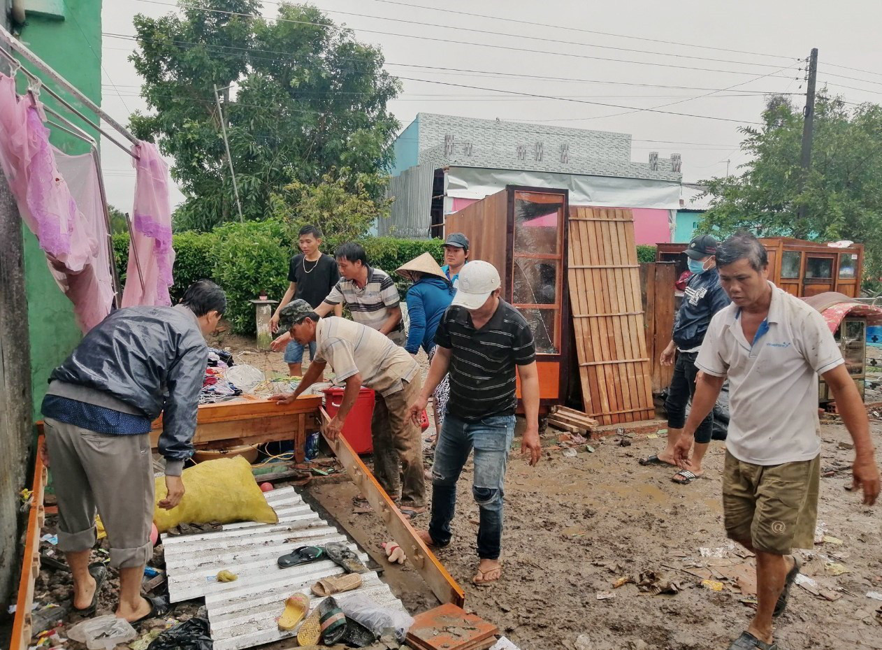 Lốc xoáy làm sập gần 700 căn nhà ở ĐBSCL - Ảnh 1.