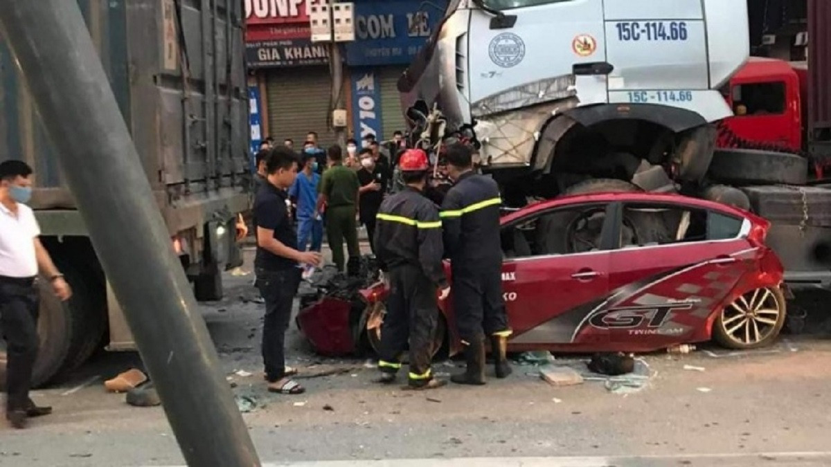 Hà Nội: Xế hộp 4 chỗ  bị xe container đè bẹp khi dừng đèn đỏ, 3 người tử vong