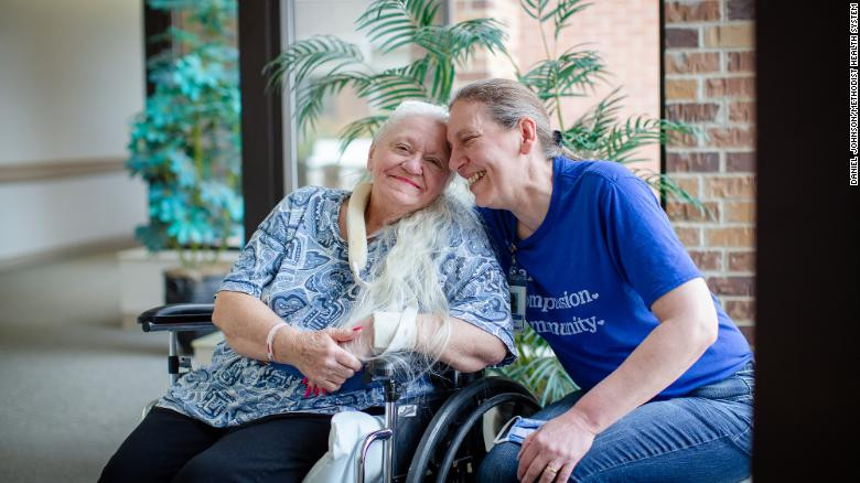 Mỹ: Hai chị em thất lạc hơn 50 năm được đoàn tụ khi điều trị Covid-19