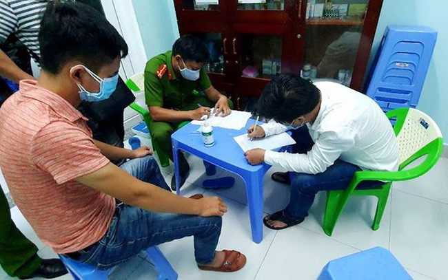 P.Q.H. (áo trắng) bị tạm giữ (Ảnh: UBND phường Nại Hiên Đông)