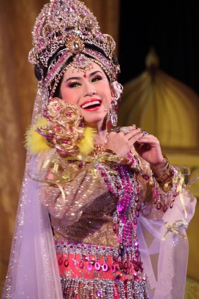 binh-tinh-tu-hat-trong-bong-toi-den-cong-chua-cai-luong-tuong-co-2-ngoisaovn-w640-h960 5