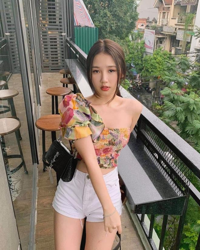 chan-dung-amee-ca-si-sinh-nam-2k-vua-bi-tung-anh-giuong-chieu-choi-voi-hoi-con-nha-giau-xinh-dep-7ca-5132370-ngoisaovn-w1080-h1350 0