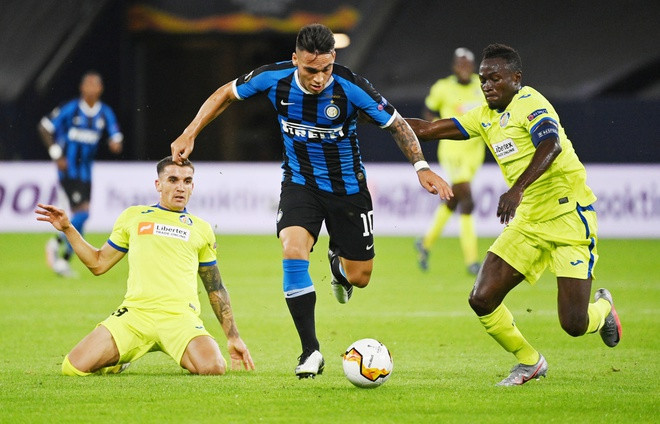 Inter Milan giành chiến thắng trong cuộc đối đầu 'ngựa ô' để vào tứ kết Europa League