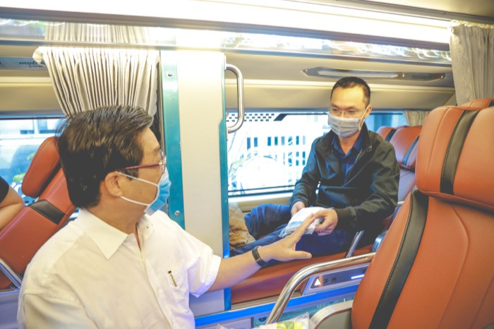 lanh-dao-nha-truong-kiem-tra-viec-gian-cach-tren-xe-w700-h466.jpg