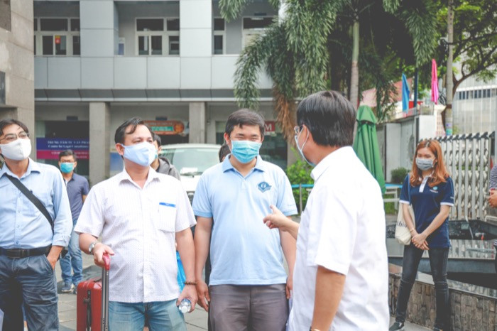 lanh-dao-nha-truong-trao-doi-voi-cbgv-truoc-khi-di-chuyen-w700-h466.jpg