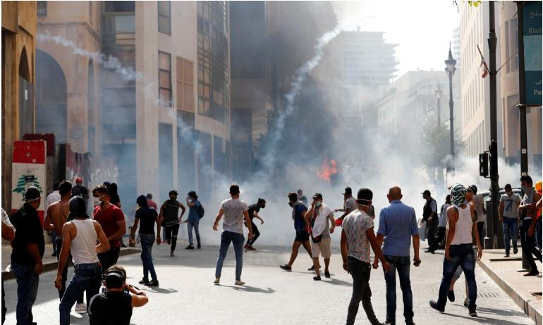 Cảnh sát bắn hơi cay vào người biểu tình sau vụ nổ kinh hoàng ở Beirut