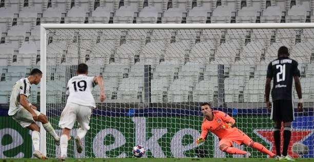 Cú đúp của Ronaldo không đủ để đưa Juventus vào tứ kết Champions League