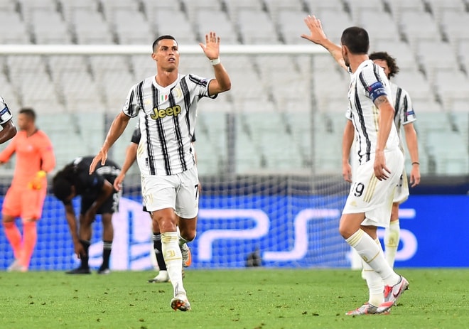 Cú đúp của Ronaldo không đủ để đưa Juventus vào tứ kết Champions League