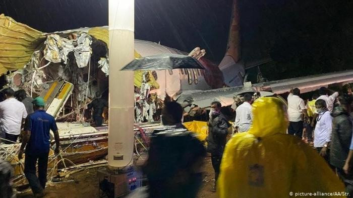 Máy bay Ấn Độ trượt khỏi đường băng, gãy đôi, 139 người thương vong