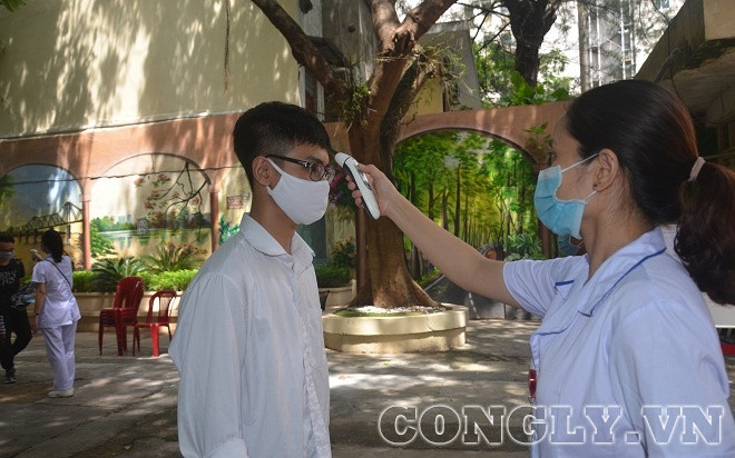 Thí sinh tham dự kỳ thi tốt nghiệp THPT bắt buộc đeo khẩu trang, sát khuẩn tay trước khi vào trường thi