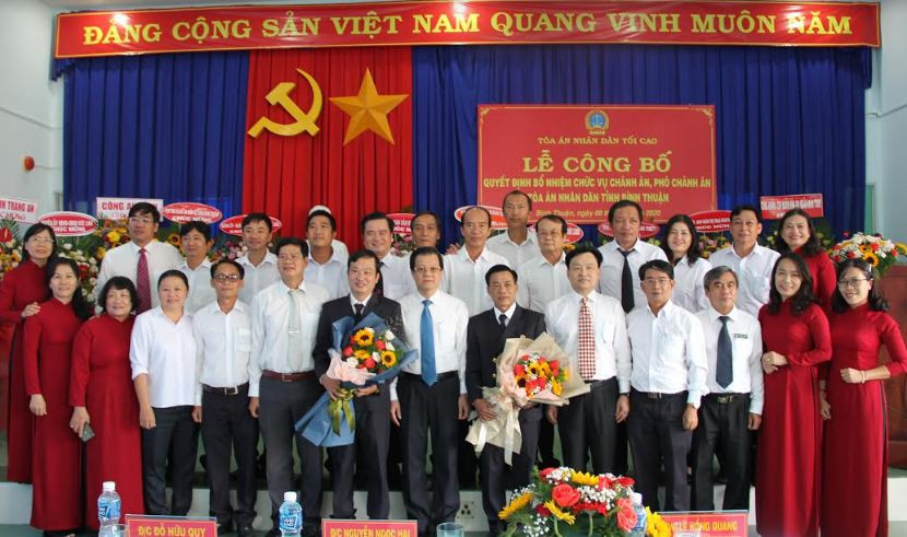 Trao quyết định bổ nhiệm Chánh án, Phó Chánh án TAND tỉnh Bình Thuận  