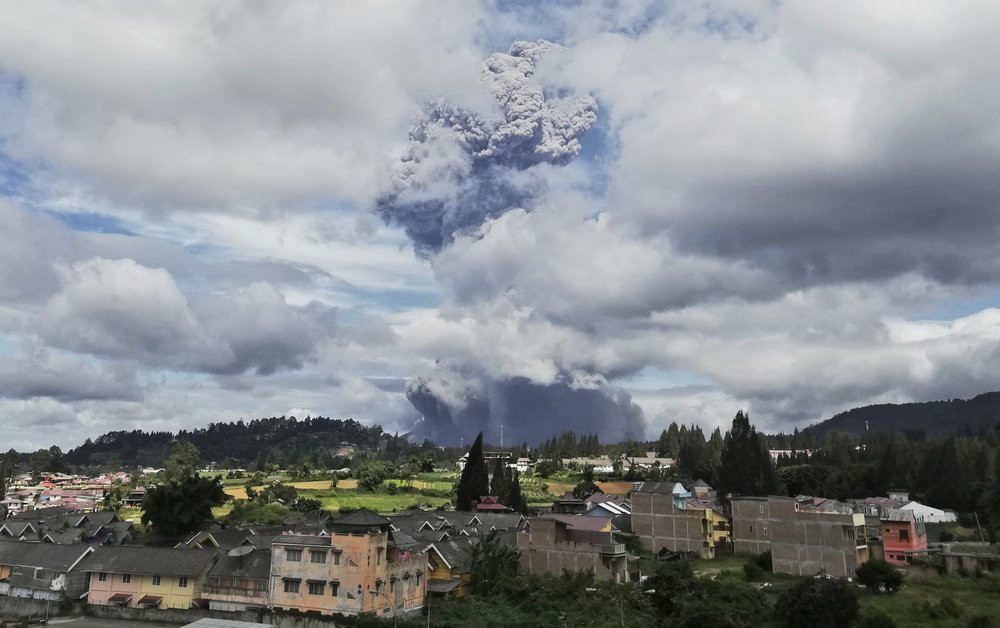 Núi lửa Sinabung của Indonesia phun trào
