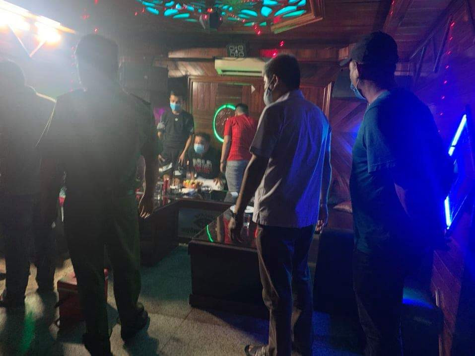 Lực lượng công an bắt quả tang khách đang hát karaoke trong cơ sở Không Gian Xưa.