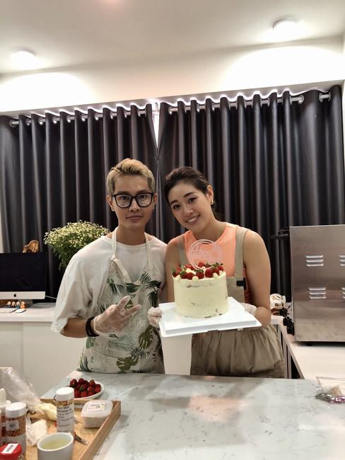 Hoa hậu Khánh Vân tự tay làm bánh sinh nhật tặng mẹ
