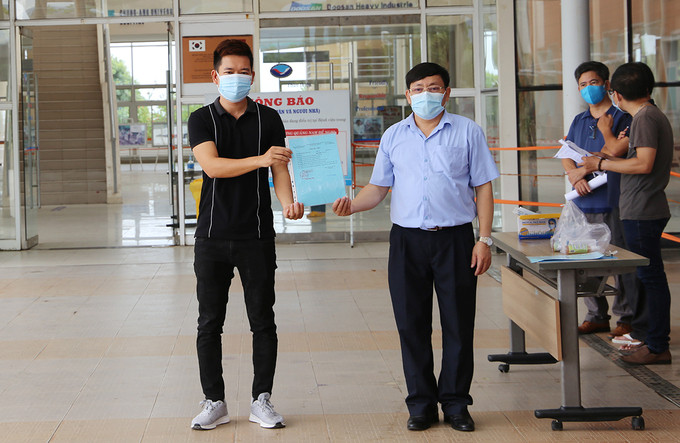 Ông Đinh Đạo, Giám đốc Bệnh viện Đa khoa Trung ương Quảng Nam trao quyết định cho bệnh nhân 719. Ảnh: Phương Thảo.