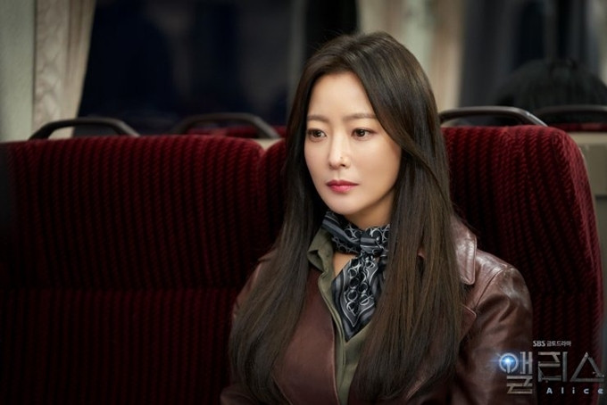 Kim Hee Sun áp lực đảm nhận hai vai chính trong một phim ở độ tuổi 40