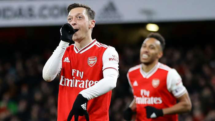 Mesut Ozil tuyên bố sẽ không rời Arsenal trước năm 2021
