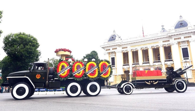 Đoàn xe chở linh cữu nguyên Tổng bí thư Lê Khả Phiêu đi qua Nhà hát lớn Hà Nội. Ảnh: Bá Đô
