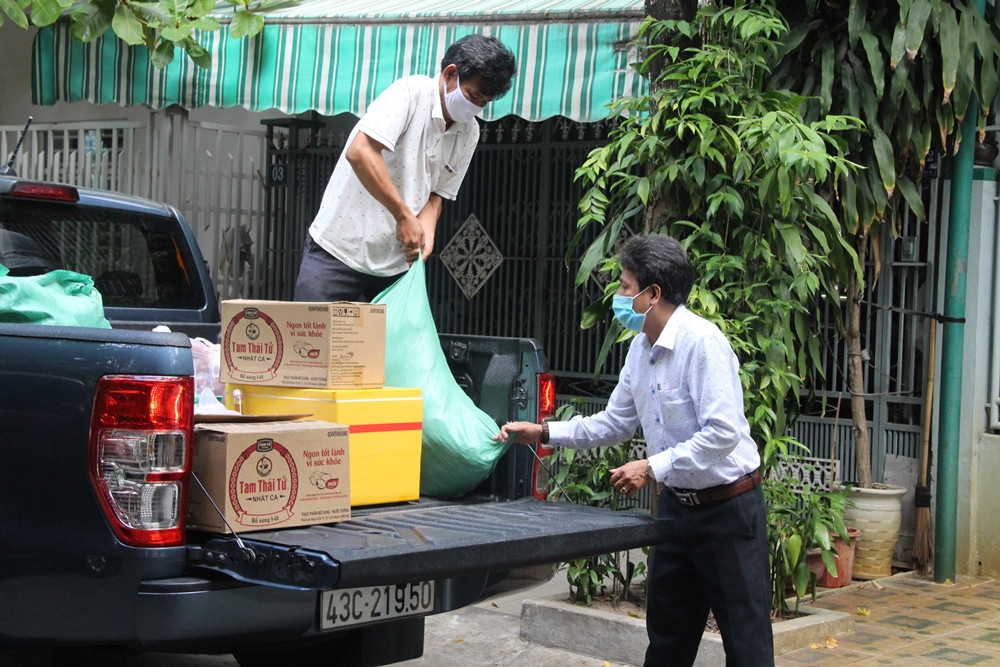 Báo Công lý tặng quà người dân Đà Nẵng nằm trong vùng cách ly
