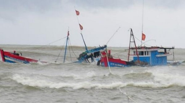 Cứu 5 ngư dân Thanh Hóa bị chìm tàu trên biển