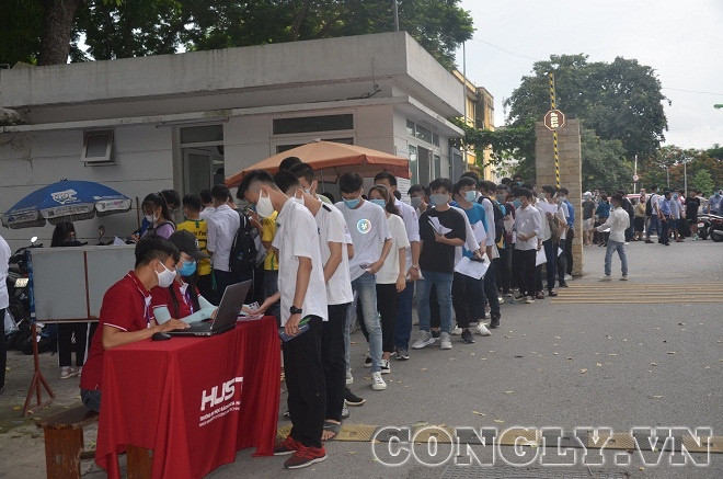 Học sinh xếp hàng dài để dự thi bài kiểm tra tư duy của ĐH Bách khoa Hà Nội