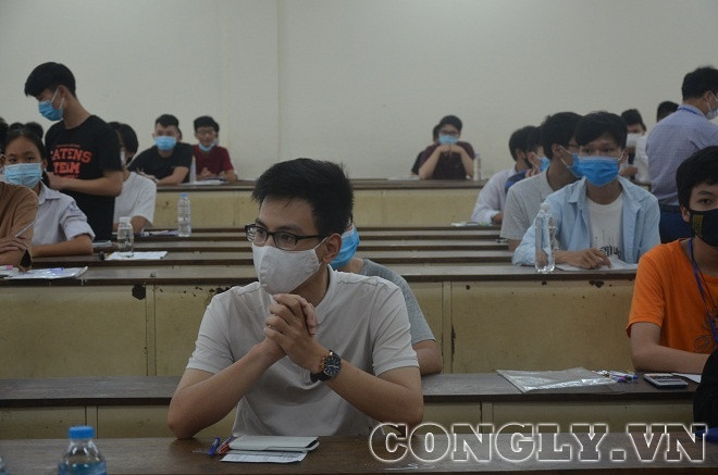 Học sinh xếp hàng dài để dự thi bài kiểm tra tư duy của ĐH Bách khoa Hà Nội
