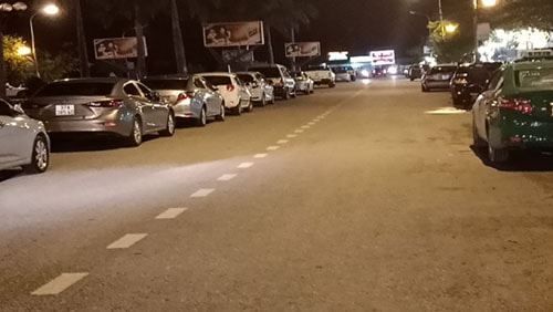 TP.Vinh – Nghệ An: “Vô tư” biến lòng đường thành bãi đỗ xe