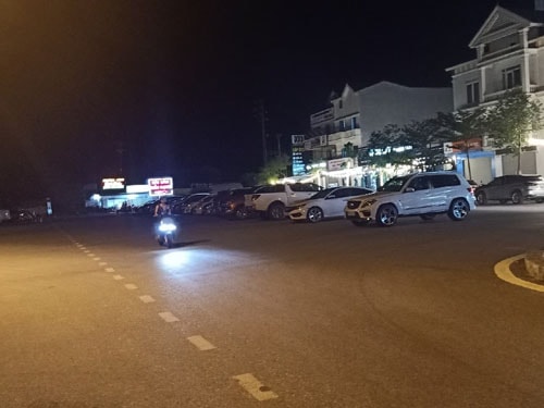 TP.Vinh – Nghệ An: “Vô tư” biến lòng đường thành bãi đỗ xe