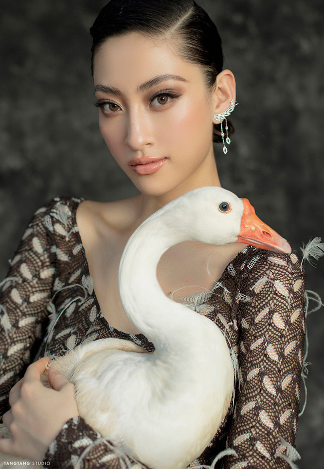 Hoa hậu Lương Thuỳ Linh “lột xác”, đầy quyền lực trong bộ ảnh đón tuổi mới