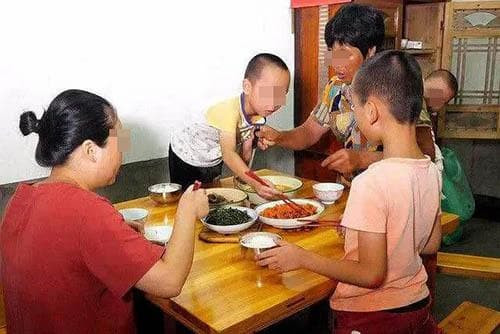 giáo dục trẻ tại bàn ăn 3 giáo dục trẻ tại bàn ăn 3